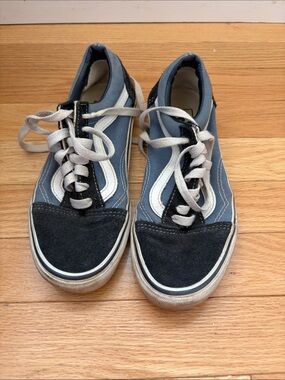 Vans Low-Top Sneakers in Blue and Black - Women's Lace-Up
